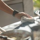 Sie putzen die gesamte Küche mit nur einem Putzlappen  Sie sollten sich immer bewusst machen: Wischen Sie eine Oberfläche in der Küche ab, haften darauf Bakterien. Wenn Sie jetzt beispielsweise die Küchenschränke mit dem gleichen Putzlappen sauber machen, verteilen sie Bakterien in der ganzen Küche. Versuchen Sie daher verschiedene Lappen für verschiedene Orte in der Küche zu verwenden. Und waschen Sie sie öfters.