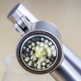 Sie geben die Knoblauchpresse in die Spülmaschine  Profiköche würden eine Knoblauchpresse wohl eher nicht verwenden, aber Hobbyköche lieben Sie. Sie sollten sie aber per Hand spülen und nicht in die Spülmaschine geben. Denn die Löcher der Presse sind zu klein um von der Spülmaschine gewissenhaft gesäubert zu werden. Dadurch können Reste über bleiben und sich Schimmel bilden.