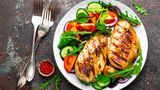 Scharfes Hühnchen mit Salat