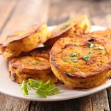 Gegrillte Polenta  Zutaten für 6 Personen: 1 Bund Thymian, 1 TL Salz, 250 g Polentagrieß (instant), 100 g frisch geriebener Parmesan, 1 EL Olivenöl, zum Fetten  Zubereitung: Die Thymianblättchen abzupfen (ca. 1 EL) und grob hacken. 800 ml Wasser mit dem Salz aufkochen und den Polentagrieß unter Rühren hineinrieseln lassen. Die Herdplatte ausschalten und den Grieß fünf Minuten quellen lassen. Dabei ab und zu umrühren, damit nichts anbrennt.  Parmesan und die Thymianblättchen unter den Polentabrei rühren, das Ganze auf ein geöltes Blech oder in eine flache Auflaufform gießen und glatt streichen.  Polenta erst 30 Minuten offen auskühlen und dann bedeckt im Kühlschrank etwa eine Stunde fest werden lassen. Die Polenta in mundgerechte Stücke schneiden und unter Wenden 8-10 Minuten goldgelb grillen.