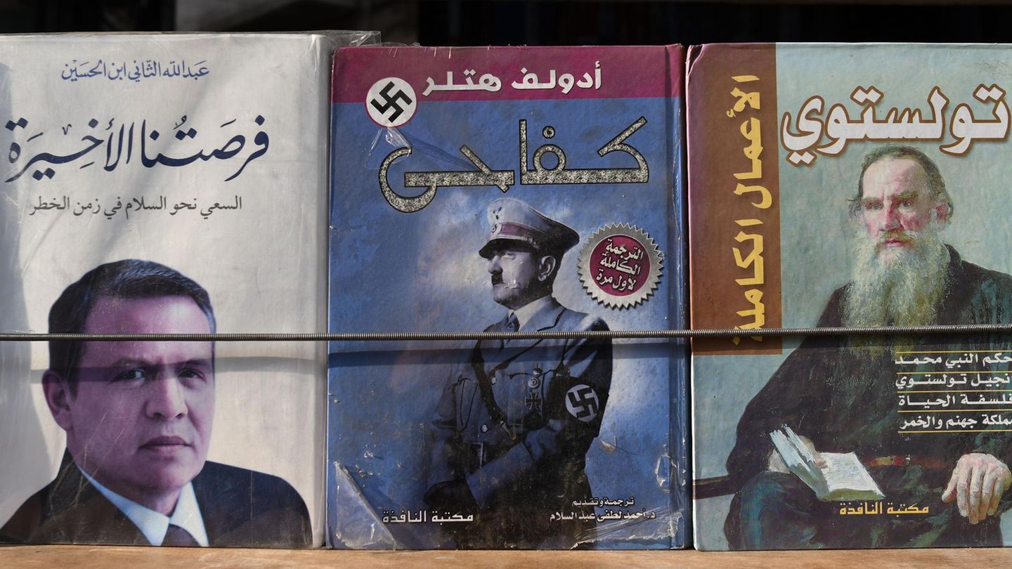 Ein Bücherstand in der Altstadt von Amman. In der Arabischen Welt verehren viele immer noch Adolf Hitler.