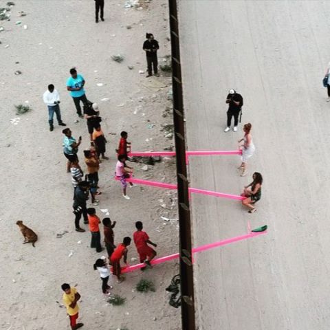 Ein Kunstprojekt verwandelt diesen Abschnitt der US-mexikanischen Grenze für kurze Zeit in einen Spielplatz.