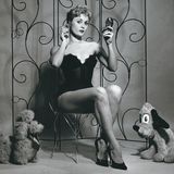 Bernard fotografierte nicht nur bekannte Schauspielerinnen, oft posierten auch namenlose Models für seine Kamera. 