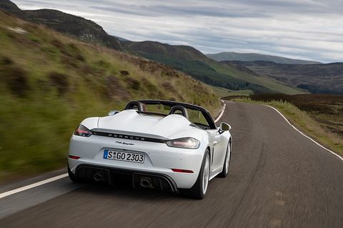 In den Kurven liegt der offene Porsche satt auf der Straße
