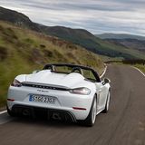 In den Kurven liegt der offene Porsche satt auf der Straße