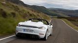 In den Kurven liegt der offene Porsche satt auf der Straße