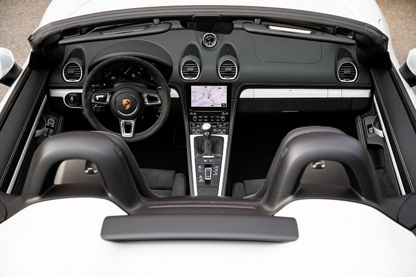 Das Cockpit des Porsche 718 Spyder entspricht dem des Boxsters