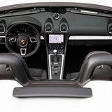 Das Cockpit des Porsche 718 Spyder entspricht dem des Boxsters