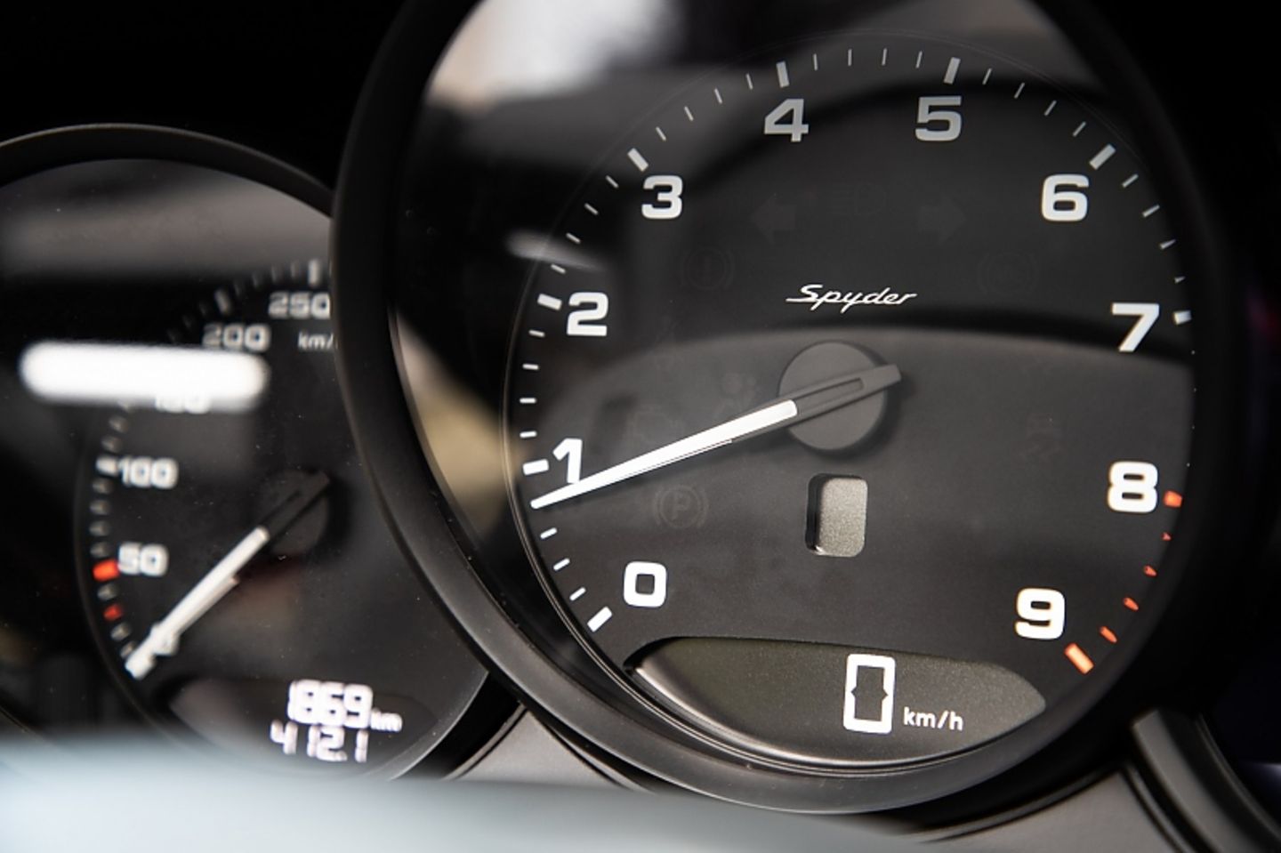 Jubel: Der Sechszylinder-Boxermotor dreht bis 8.000 U/min