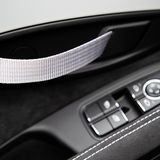 Gewicht machen: In den Türen befinden sich Zuziehschlaufen