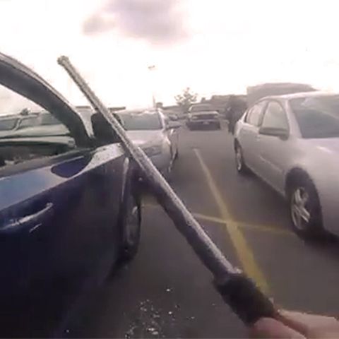 US-Cop befreit Kleinkinder aus Auto