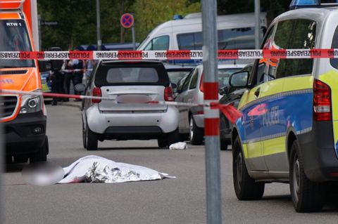 Stuttgart: Ein zugedeckter Leichnam liegt auf einer Straße
