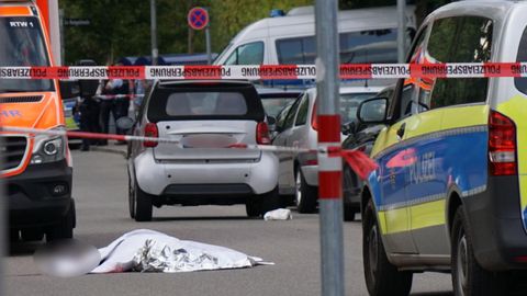 Stuttgart: Ein zugedeckter Leichnam liegt auf einer Straße