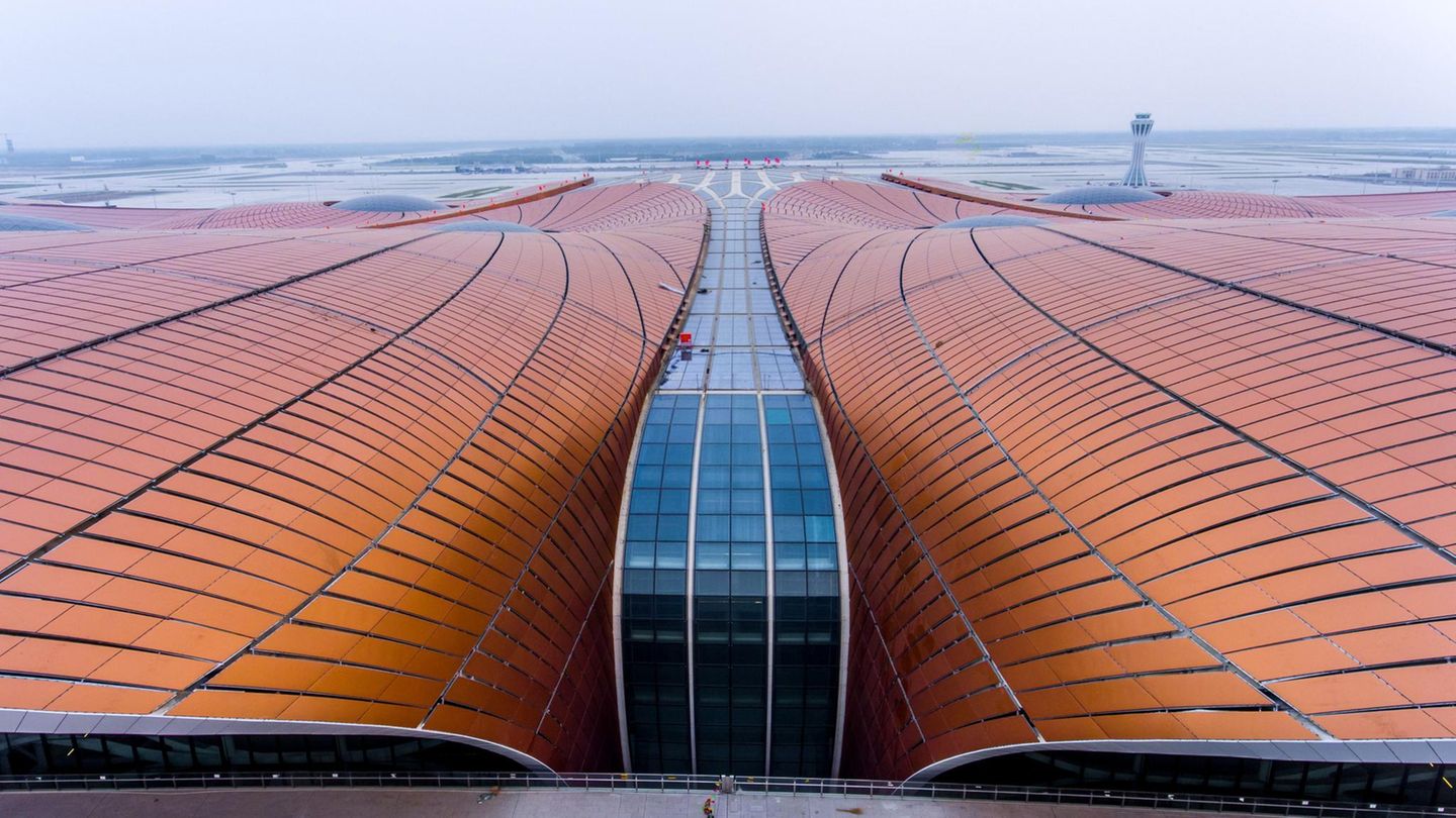 Die Oberflächen der Dächer sind mit Solarmodulen überzogen.
