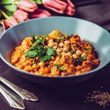 Hülsenfrüchte: Ein Teller mit Kichererbsen steht auf einem Tisch