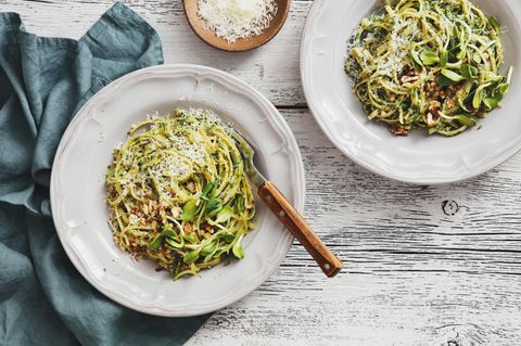 Gemüse: Teller mit Zucchini-Nudeln stehen auf einem Tisch