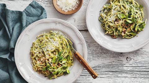 Gemüse: Teller mit Zucchini-Nudeln stehen auf einem Tisch