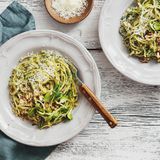 Gemüse: Teller mit Zucchini-Nudeln stehen auf einem Tisch