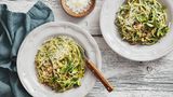 Gemüse: Teller mit Zucchini-Nudeln stehen auf einem Tisch