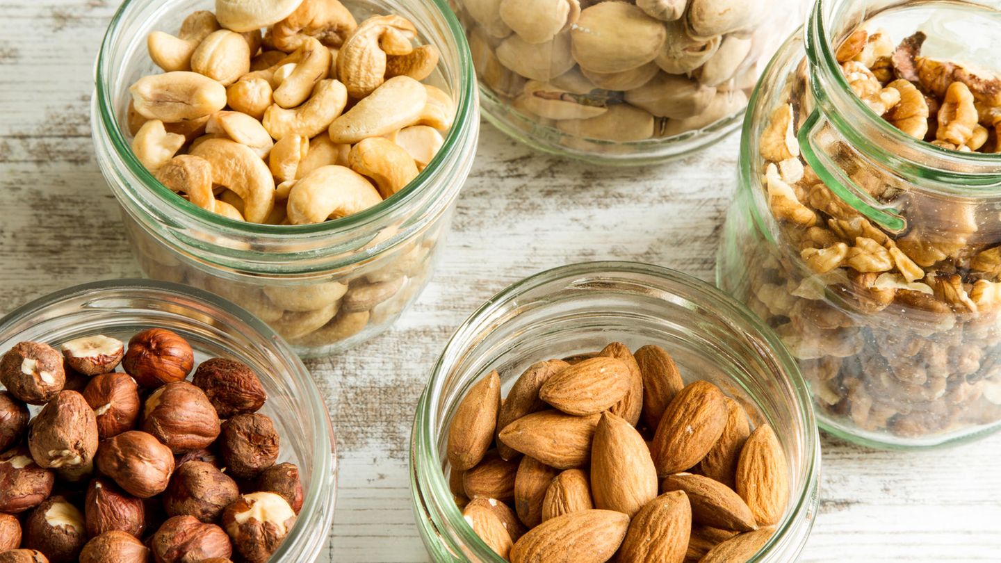 Nüsse: Schalen mit verschiedenen Nüssen stehen auf einem Tisch