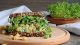 Ein Vollkornbrot steht auf einem Tisch