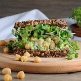 Ein Vollkornbrot steht auf einem Tisch