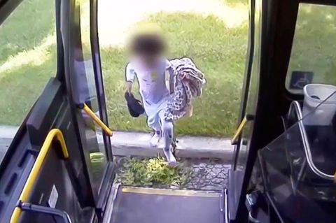 Ein kleines Mädchen läuft im Pyjama neben der Straße her, bis eine Busfahrerin auf sie aufmerksam wird