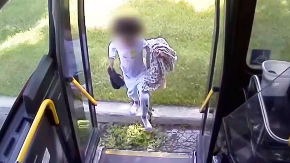 Ein kleines Mädchen läuft im Pyjama neben der Straße her, bis eine Busfahrerin auf sie aufmerksam wird Ein kleines Mädchen läuft im Pyjama neben der Straße her, bis eine Busfahrerin auf sie aufmerksam wird