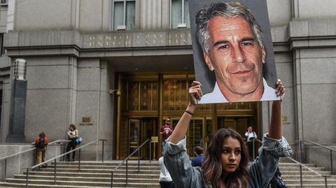 Protest gegen Jeffrey Epstein vor dem Gebäude des Bundesgerichts in New York: Der wegen Kindesmissbrauchs angeklagte Milliardär soll weitreichende Pläne gehabt haben, seine DNA zu verbreiten.