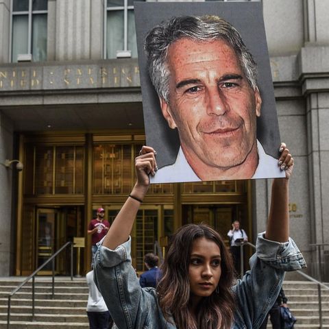 Protest gegen Jeffrey Epstein vor dem Gebäude des Bundesgerichts in New York: Der wegen Kindesmissbrauchs angeklagte Milliardär soll weitreichende Pläne gehabt haben, seine DNA zu verbreiten.