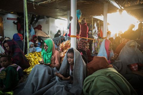 Flüchtlinge aus Eritrea an Bord eines Rettungsschiffs, das sie aus dem Mittelmeer gerettet hat