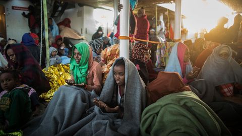 Flüchtlinge aus Eritrea an Bord eines Rettungsschiffs, das sie aus dem Mittelmeer gerettet hat