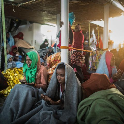 Flüchtlinge aus Eritrea an Bord eines Rettungsschiffs, das sie aus dem Mittelmeer gerettet hat