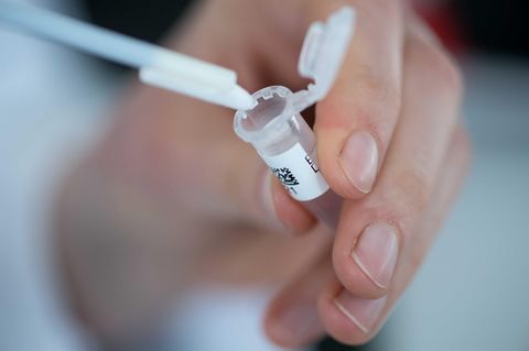DNA-Probe wird in einem Labor des bayerischen LKA gesichert: Künftig sollen Ermittler das Alter sowie die Farbe von Haut, Haaren und Augen per Gentest ermitteln und nutzen dürfen.