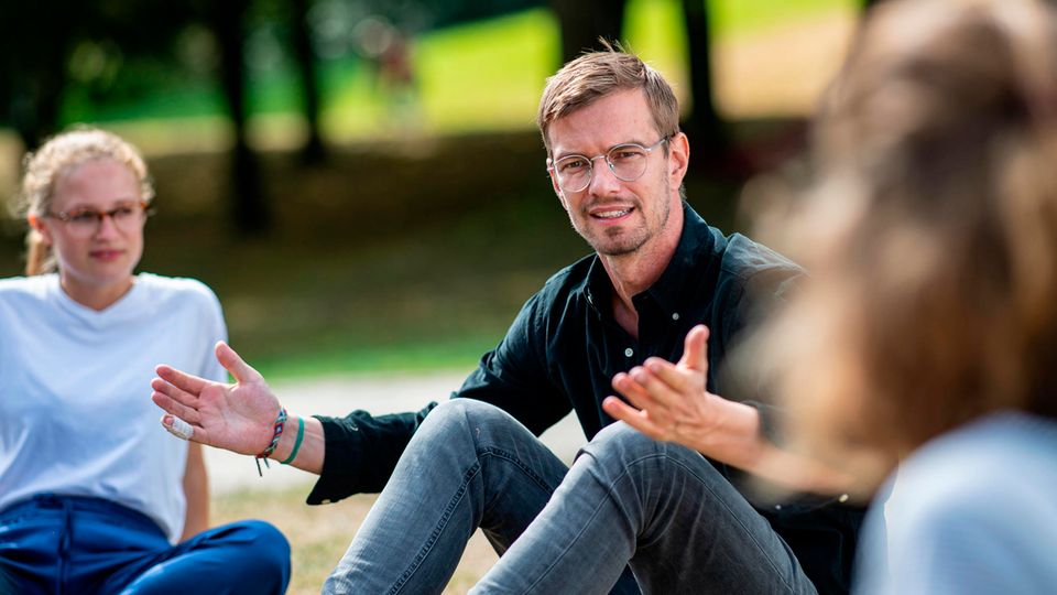 Joko Winterscheidt diskutiert mit Teilnehmern des "Fridays for Future"-Kongresses in Dortmund