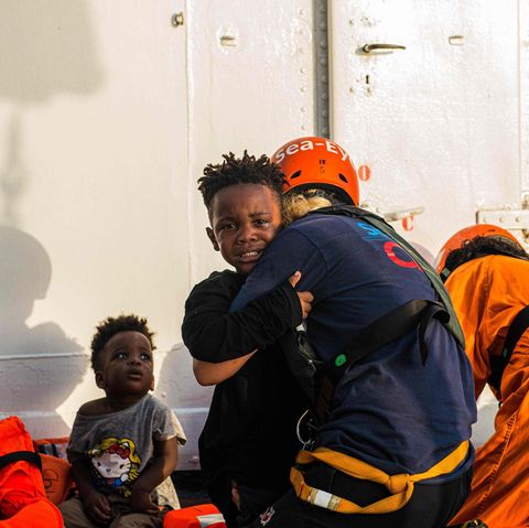 "Sea-Watch"-Mitarbeiter bringen aus dem Mittelmeer gerettete Kinder an Bord der "Alan Kurdi"