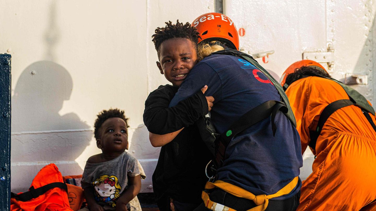 "Sea-Watch"-Mitarbeiter bringen aus dem Mittelmeer gerettete Kinder an Bord der "Alan Kurdi"