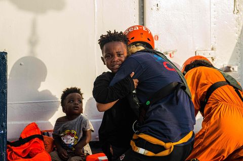 "Sea-Watch"-Mitarbeiter bringen aus dem Mittelmeer gerettete Kinder an Bord der "Alan Kurdi"
