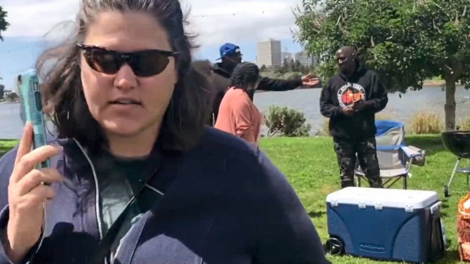 In Oakland ruft eine Frau die Polizei, weil eine schwarze Familie in einem Park grillte 