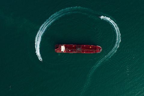 Straße von Hormus: Der britische Öltanker "Stena Impero" in der Straße von Hormus, der von Schnellbooten der iranischen Revolutionsgarden umkreist wird