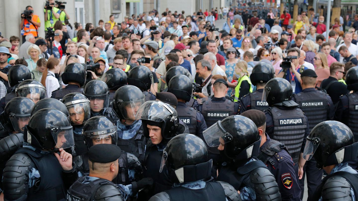 Moskau: Die Polizei blockiert am vergangenen Samstag eine Straße vor einer nicht genehmigten Kundgebung im Zentrum der Stadt