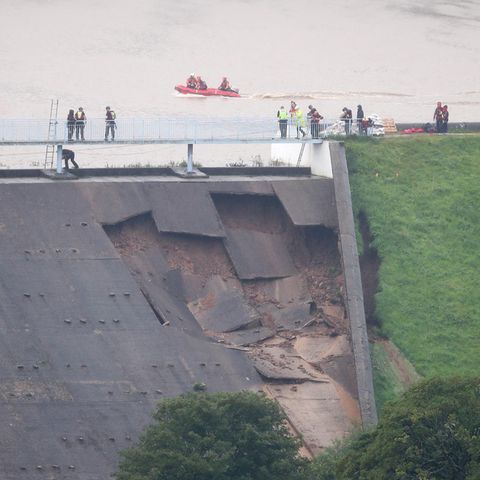 Teile des Damms bei Whaley Bridge sind bereits abgebrochen