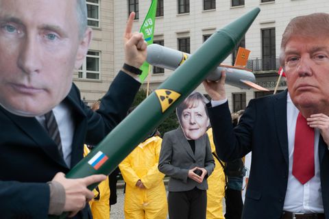 Putin- und Trump-Masken mit Atomraketen - INF-Vertrag läuft aus