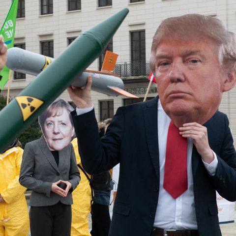 Putin- und Trump-Masken mit Atomraketen - INF-Vertrag läuft aus