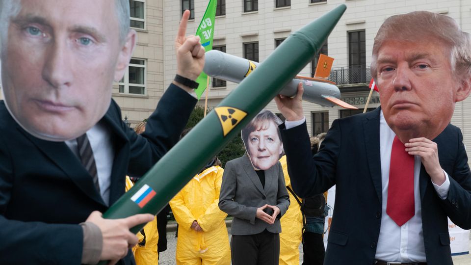 Putin- und Trump-Masken mit Atomraketen - INF-Vertrag läuft aus