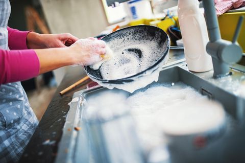 Sie sollten Geschirr nicht vorspülen  Wer sein Geschirr per Hand vorspült, der verschwendet unnötig Wasser, Energie und Spülmittel. Sie müssen das nicht tun. In der Regel wird das Geschirr auch in der Maschine ohne Vorspülen sauber.