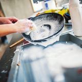 Sie sollten Geschirr nicht vorspülen  Wer sein Geschirr per Hand vorspült, der verschwendet unnötig Wasser, Energie und Spülmittel. Sie müssen das nicht tun. In der Regel wird das Geschirr auch in der Maschine ohne Vorspülen sauber.