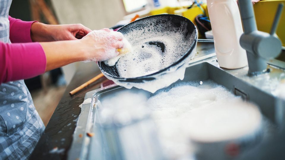 Sie sollten Geschirr nicht vorspülen  Wer sein Geschirr per Hand vorspült, der verschwendet unnötig Wasser, Energie und Spülmittel. Sie müssen das nicht tun. In der Regel wird das Geschirr auch in der Maschine ohne Vorspülen sauber.