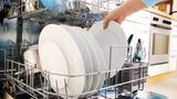 Räumen Sie das Geschirr richtig ein  Sie wollen, dass Teller, Besteck und Gläser richtig sauber werden? Dann müssen Sie das Geschirr so einräumen, dass alle Flächen vom Wasser getroffen werden kann. So vermeiden Sie, dass ein zweites Mal gespült werden muss.