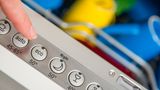 Benutzen Sie am besten das Eco-Programm  Eco-Programme laufen zwar länger, aber sie sparen durch niedrigere Temperatur Energie. 
